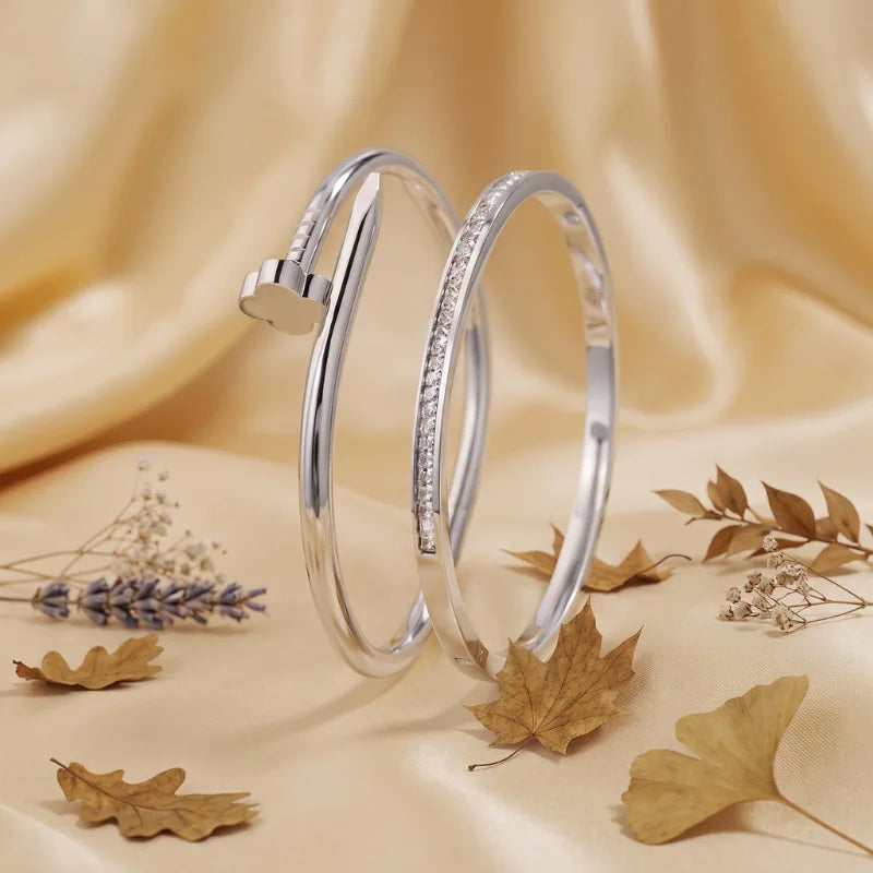 Conjunto de Braceletes Prego Trevo e Zircônias – 2 Peças