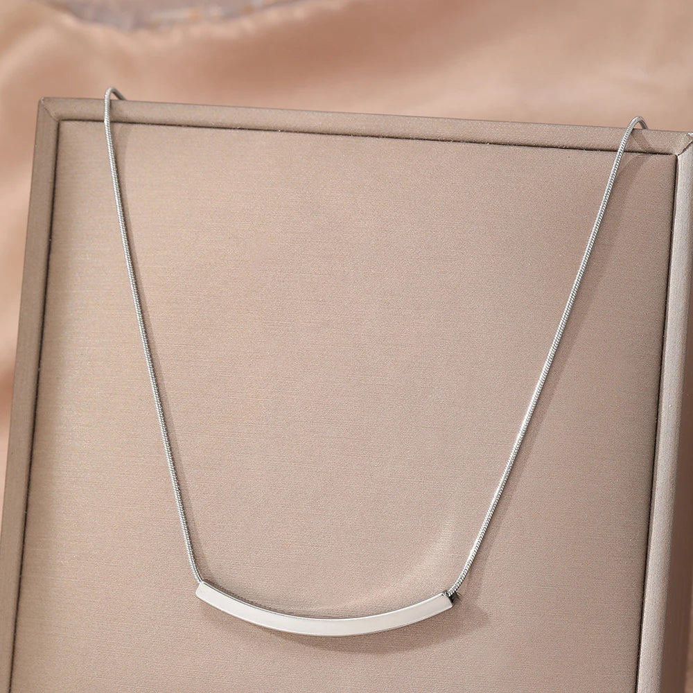 Colar feminino em aço inoxidável com pingente em arco longo.