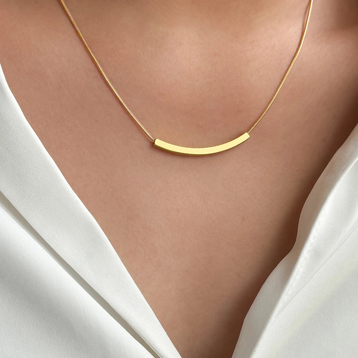 Colar feminino em aço inoxidável com pingente em arco longo.