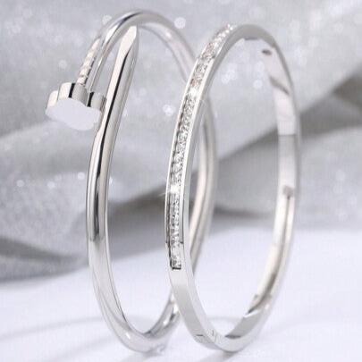 Conjunto de 2 peças de Braceletes Prego e zircônia