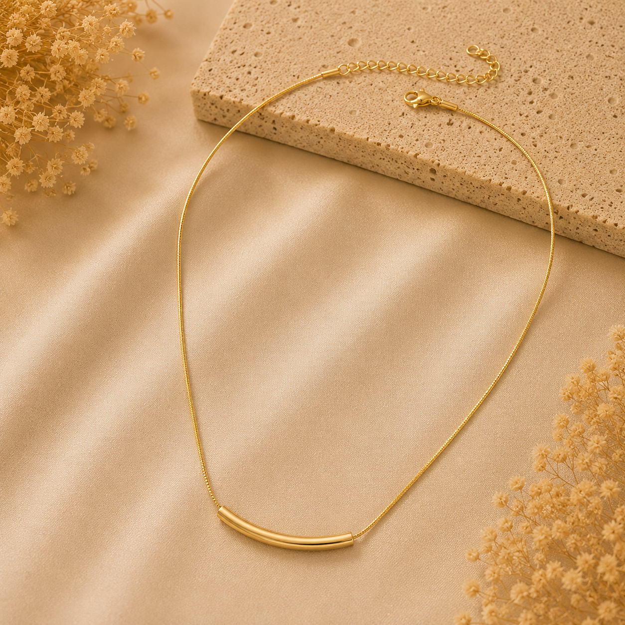 Colar feminino em aço inoxidável com pingente em arco longo.