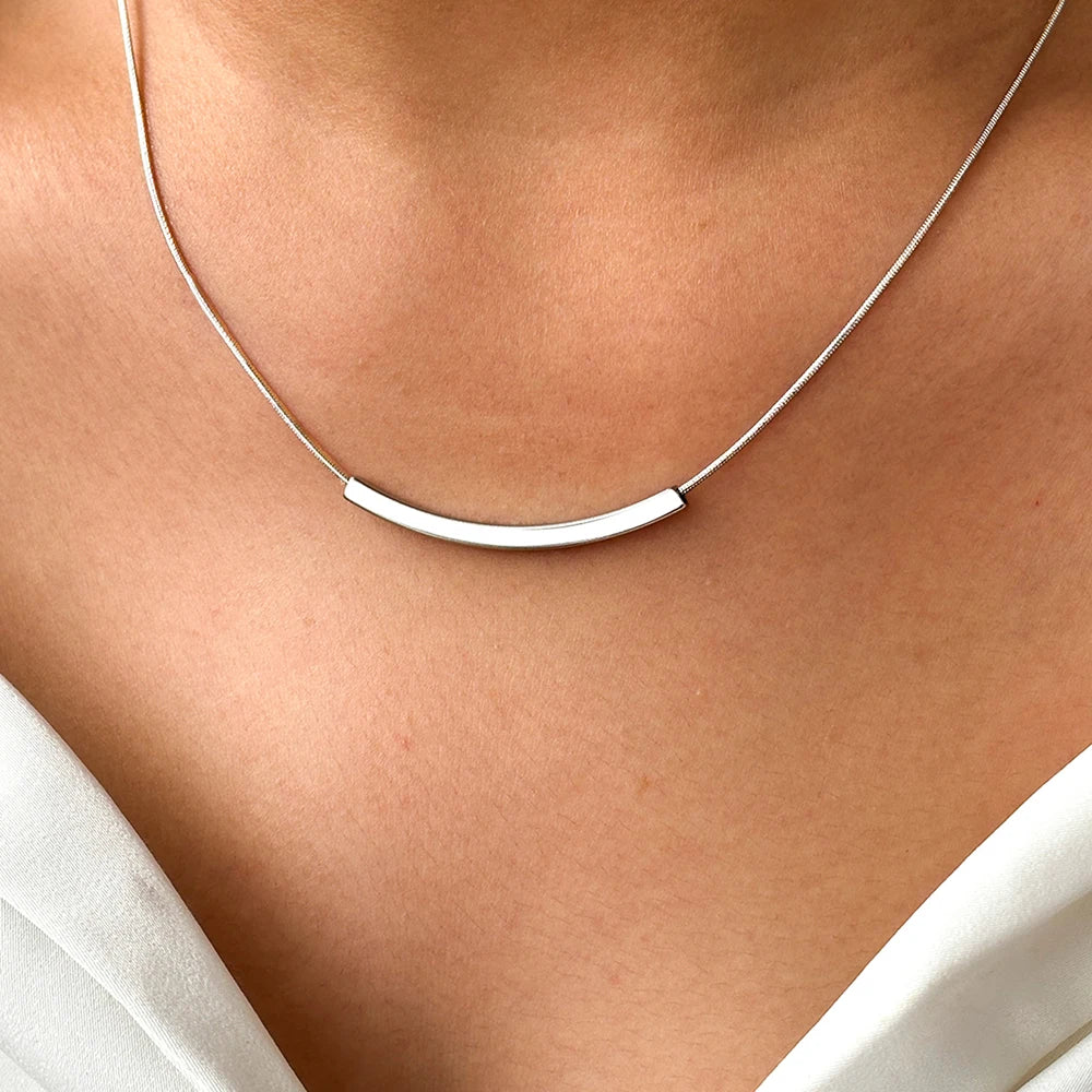 Colar feminino em aço inoxidável com pingente em arco longo.