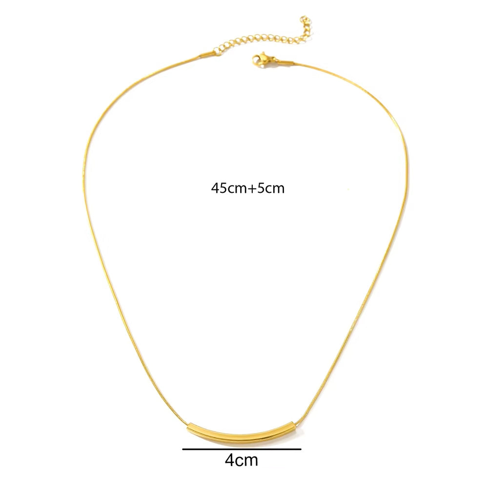 Colar feminino em aço inoxidável com pingente em arco longo.