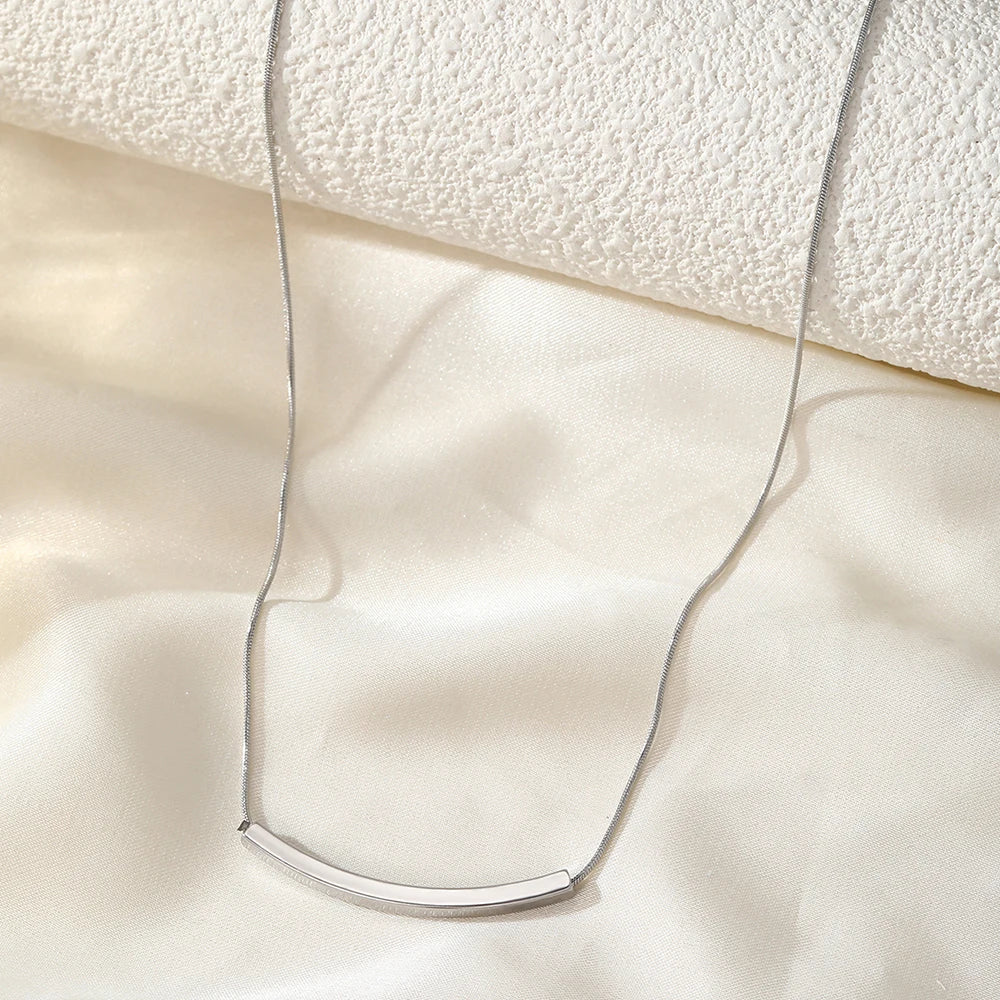 Colar feminino em aço inoxidável com pingente em arco longo.