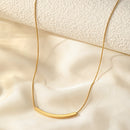 Colar feminino em aço inoxidável com pingente em arco longo.