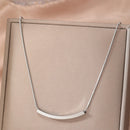 Colar feminino em aço inoxidável com pingente em arco longo.