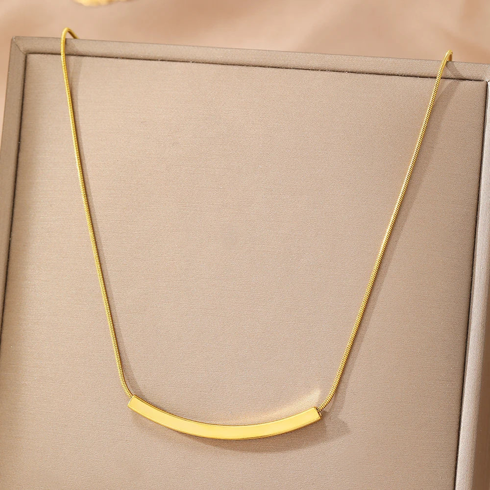 Colar feminino em aço inoxidável com pingente em arco longo.
