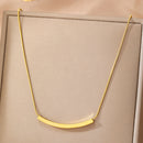 Colar feminino em aço inoxidável com pingente em arco longo.